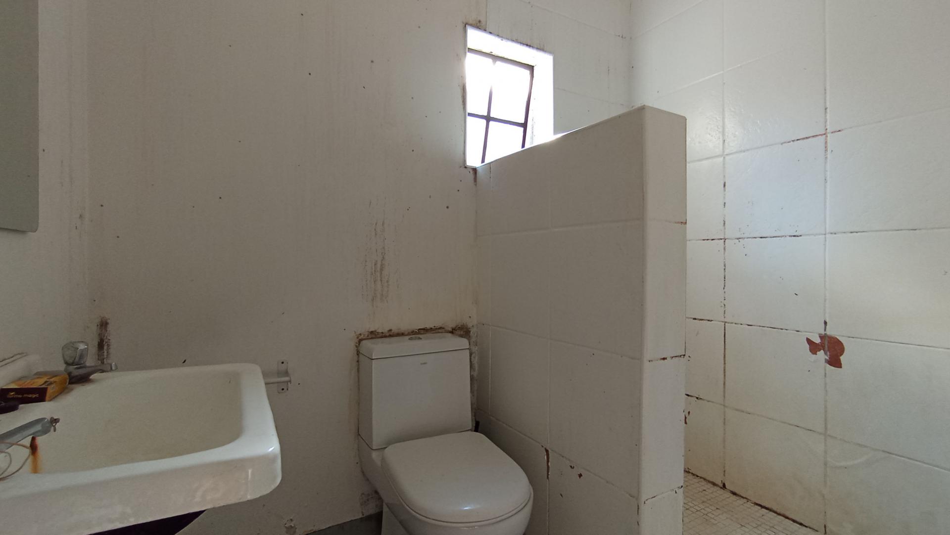 Bathroom 1 - 5 square meters of property in Houghton Estate