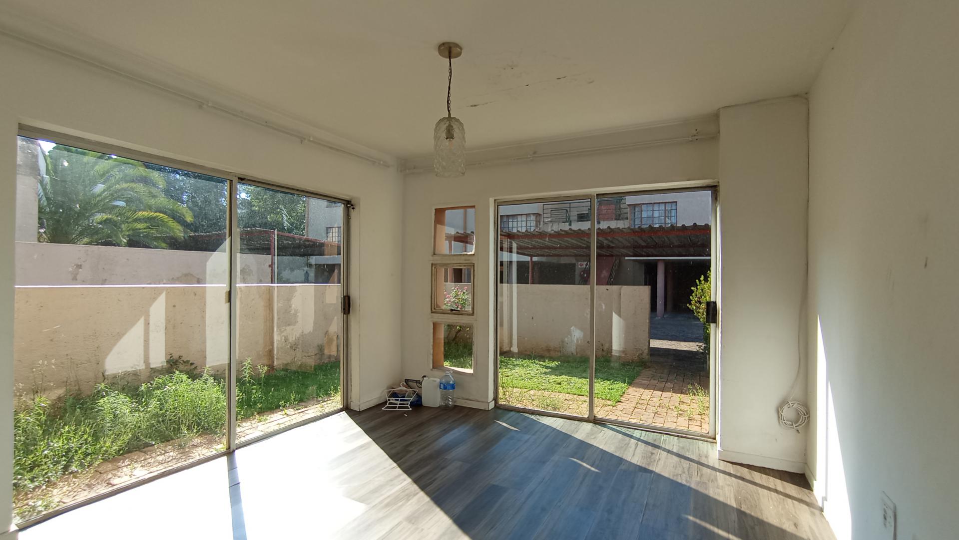 Lounges - 12 square meters of property in Houghton Estate