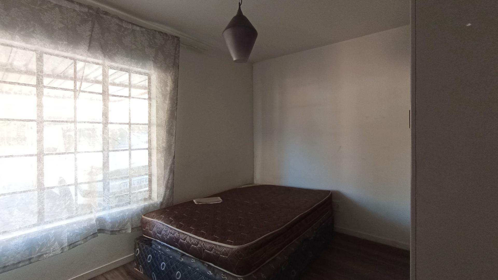 Bed Room 1 - 10 square meters of property in Houghton Estate