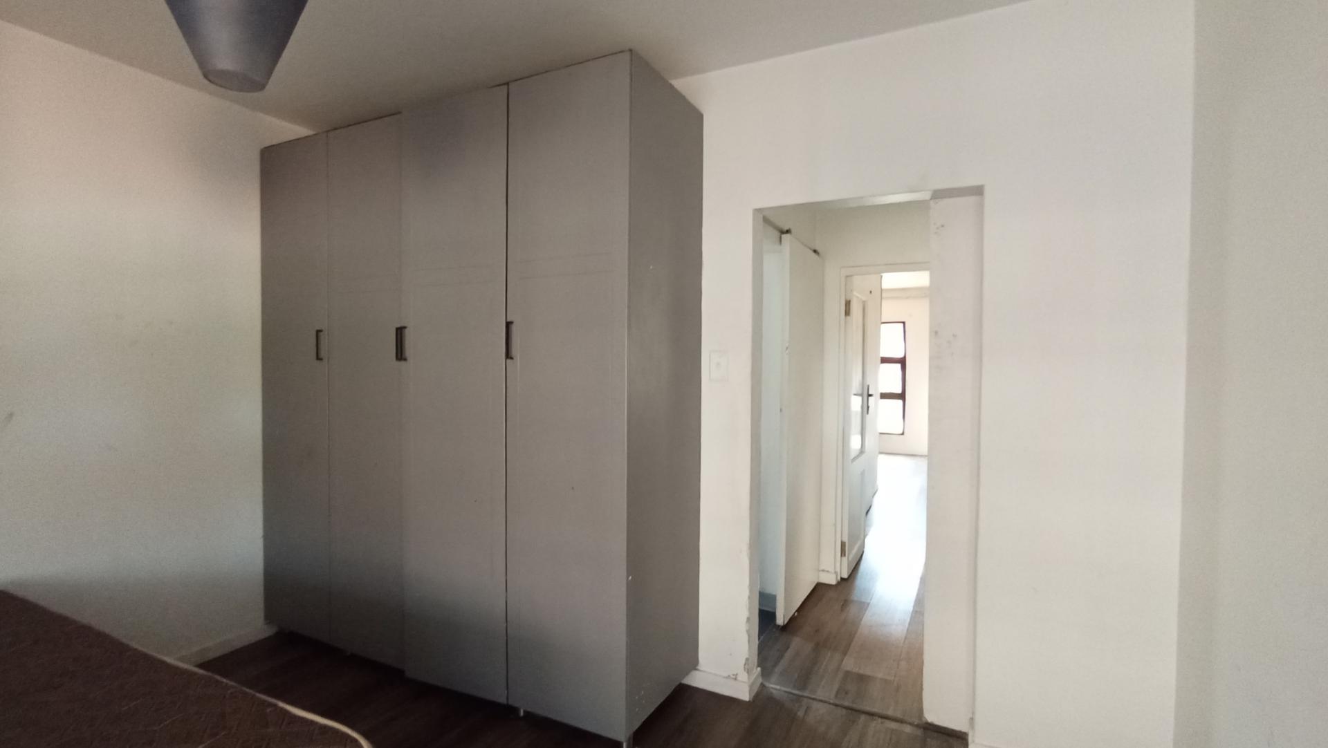 Bed Room 1 - 10 square meters of property in Houghton Estate