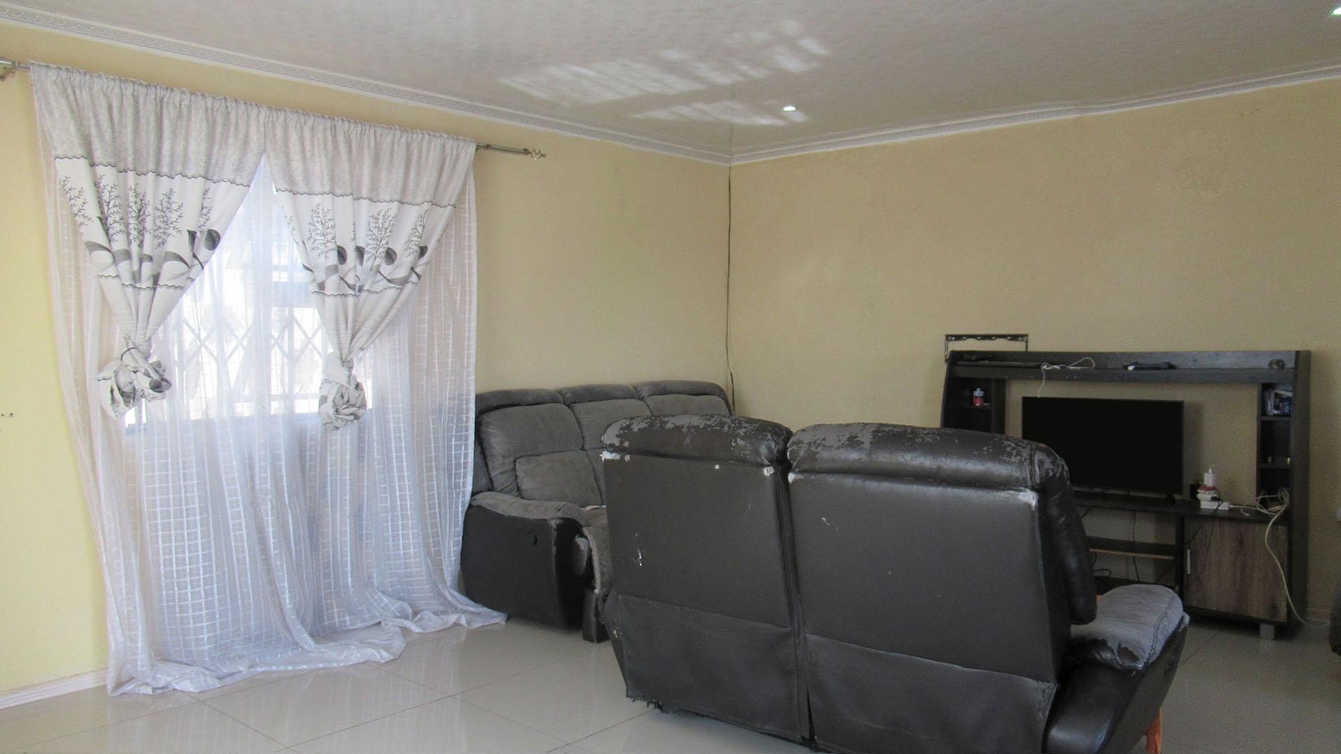Lounges - 30 square meters of property in Witpoortjie