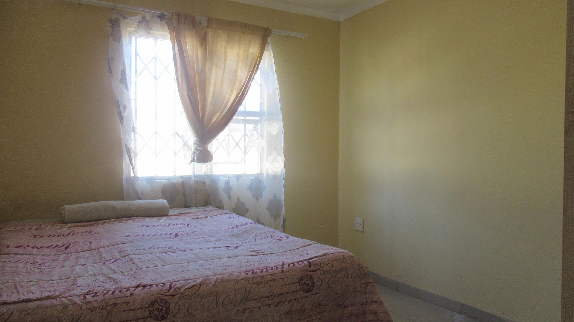 Bed Room 1 - 13 square meters of property in Witpoortjie