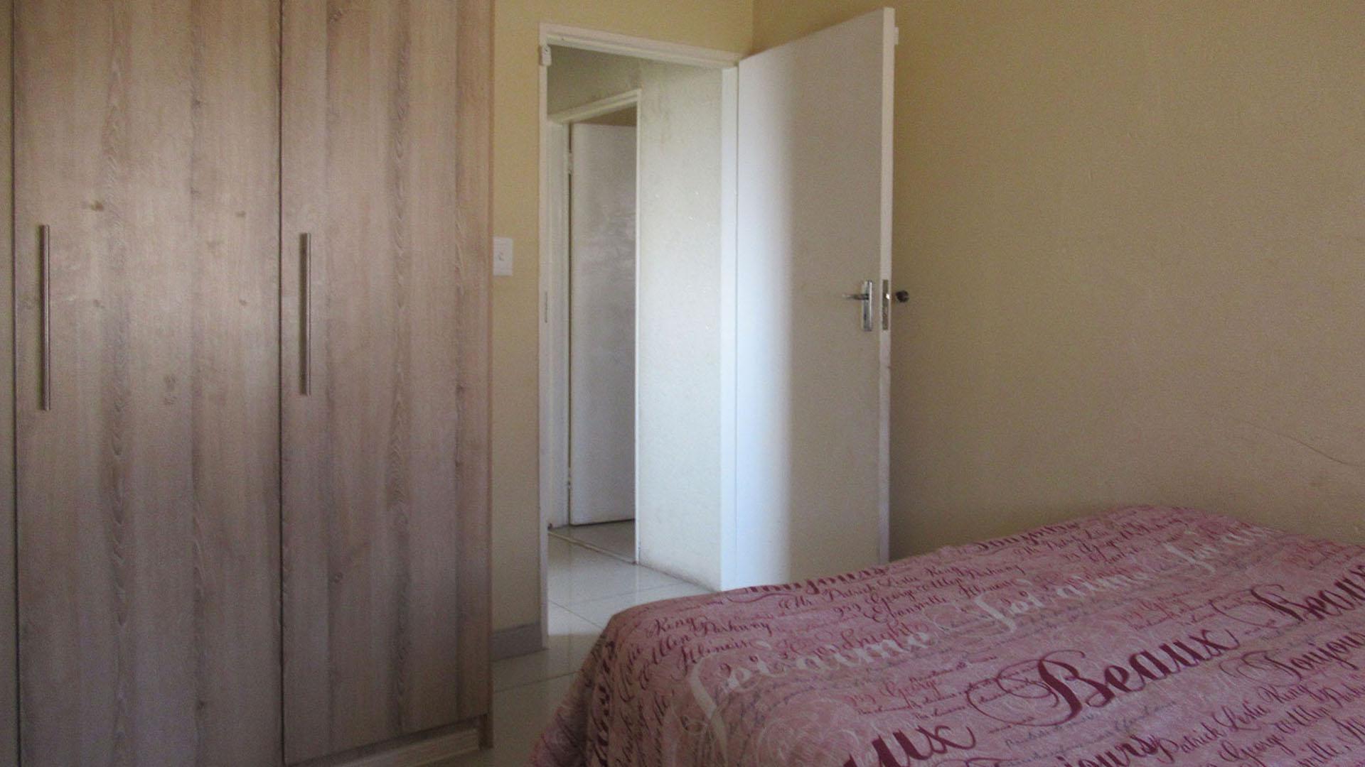 Bed Room 1 - 13 square meters of property in Witpoortjie