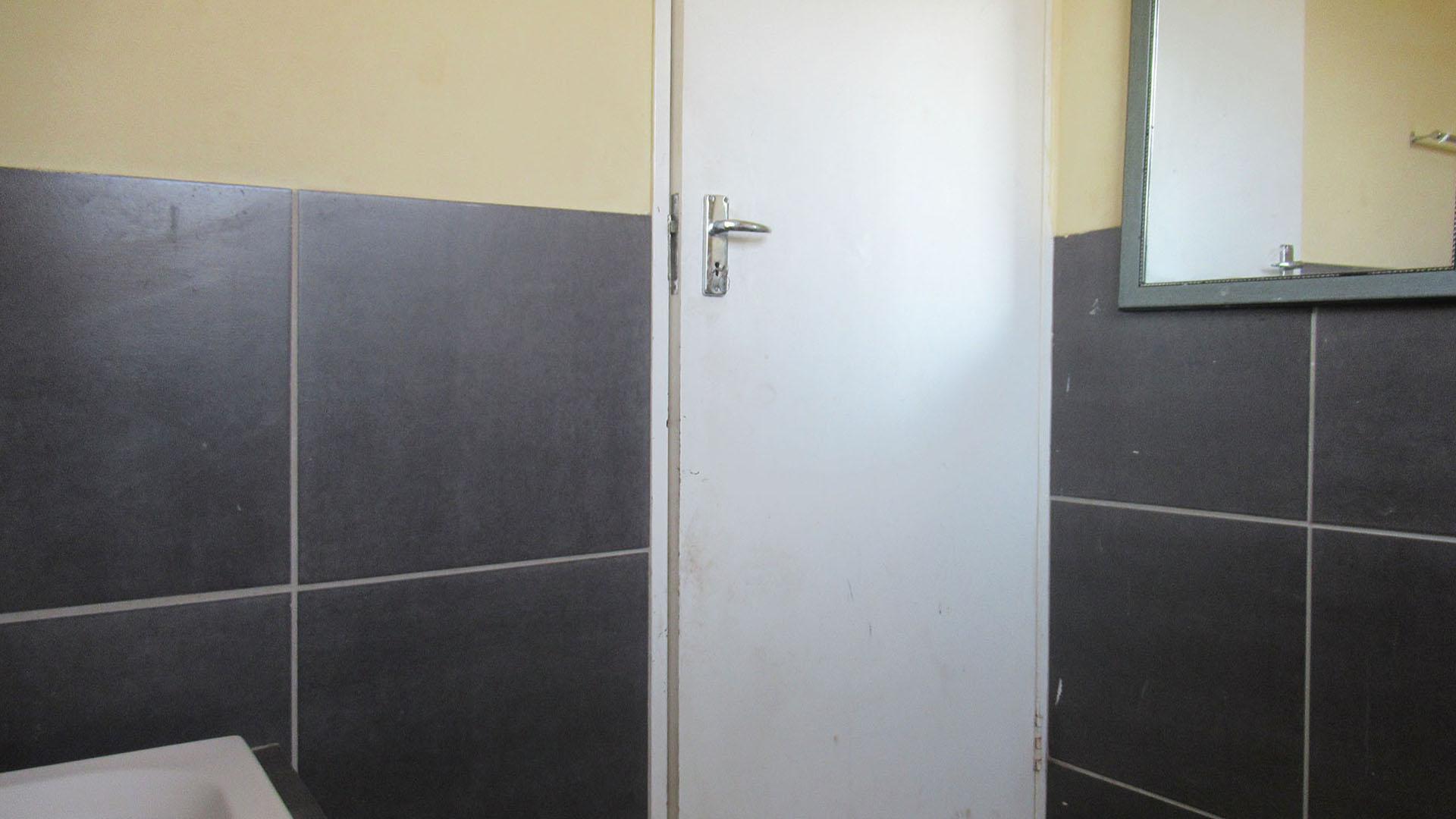 Bathroom 1 - 6 square meters of property in Witpoortjie