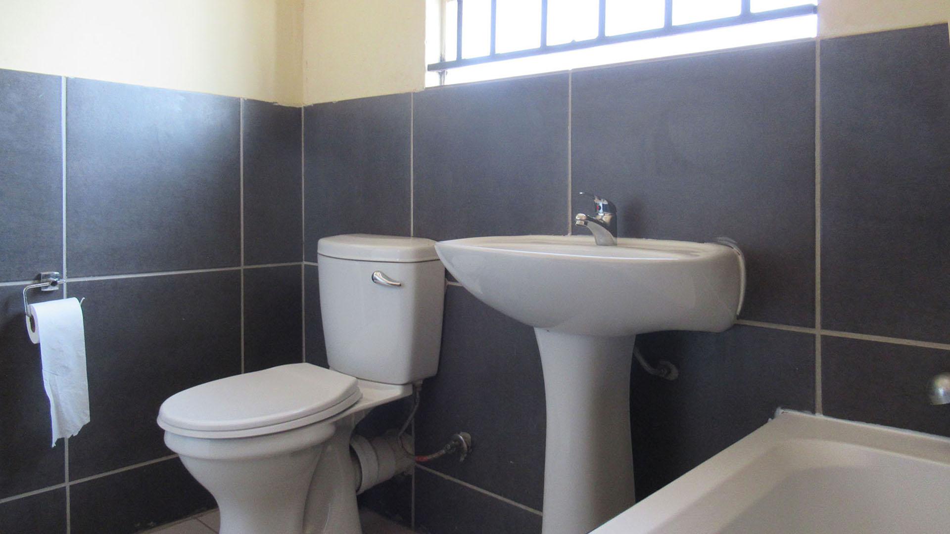 Bathroom 1 - 6 square meters of property in Witpoortjie