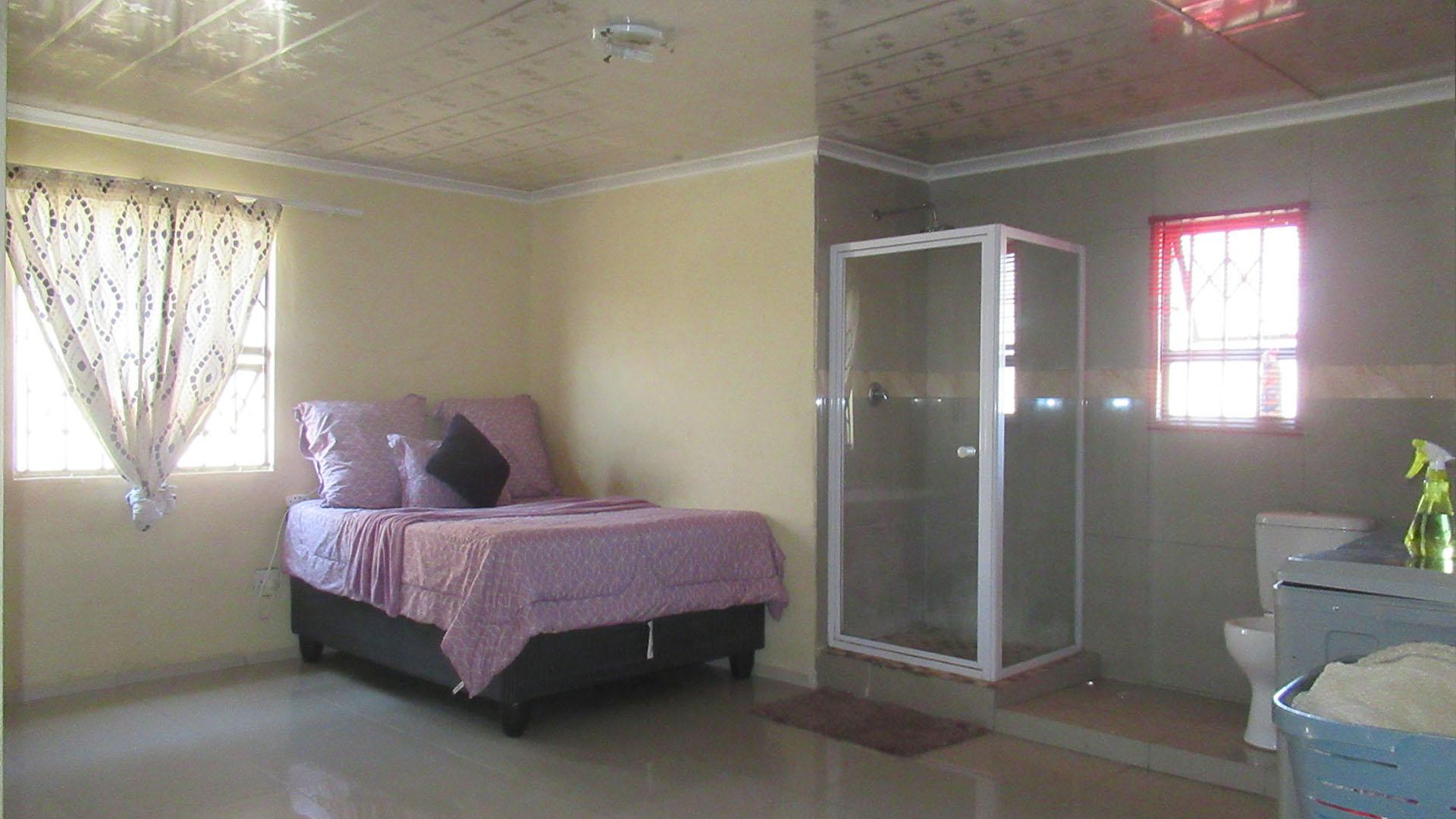 Main Bedroom - 30 square meters of property in Witpoortjie