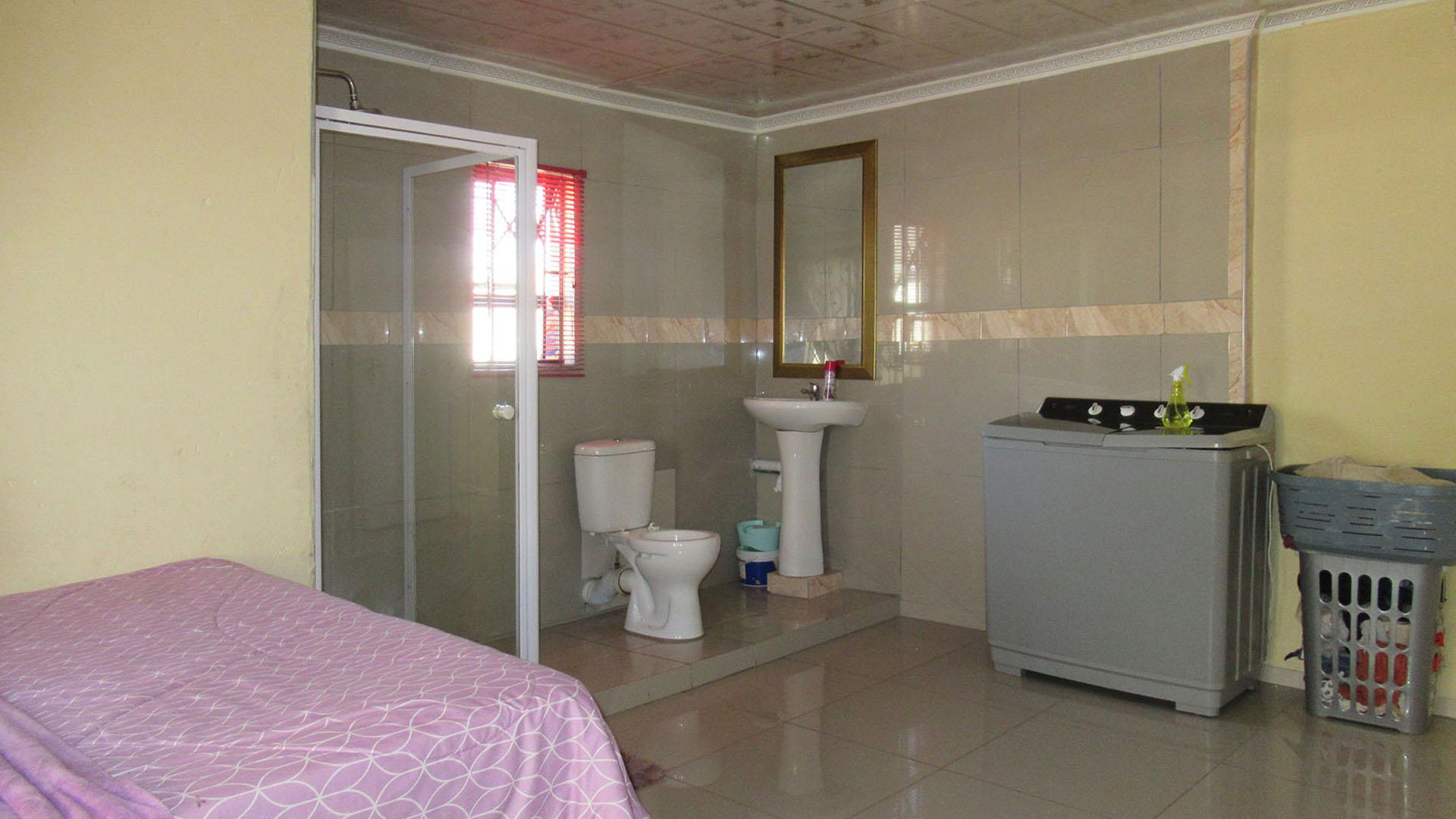 Main Bedroom - 30 square meters of property in Witpoortjie