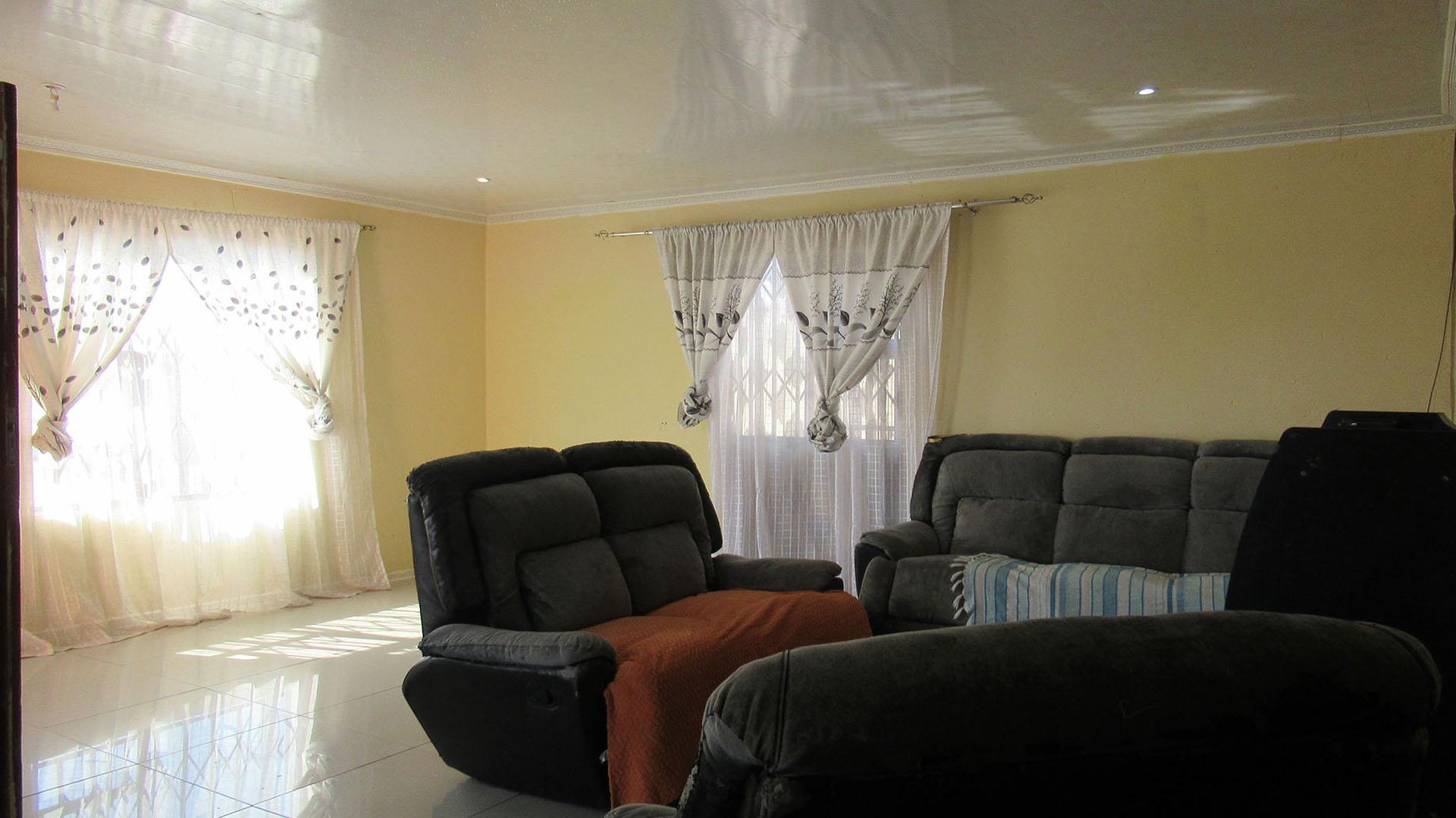 Lounges - 30 square meters of property in Witpoortjie