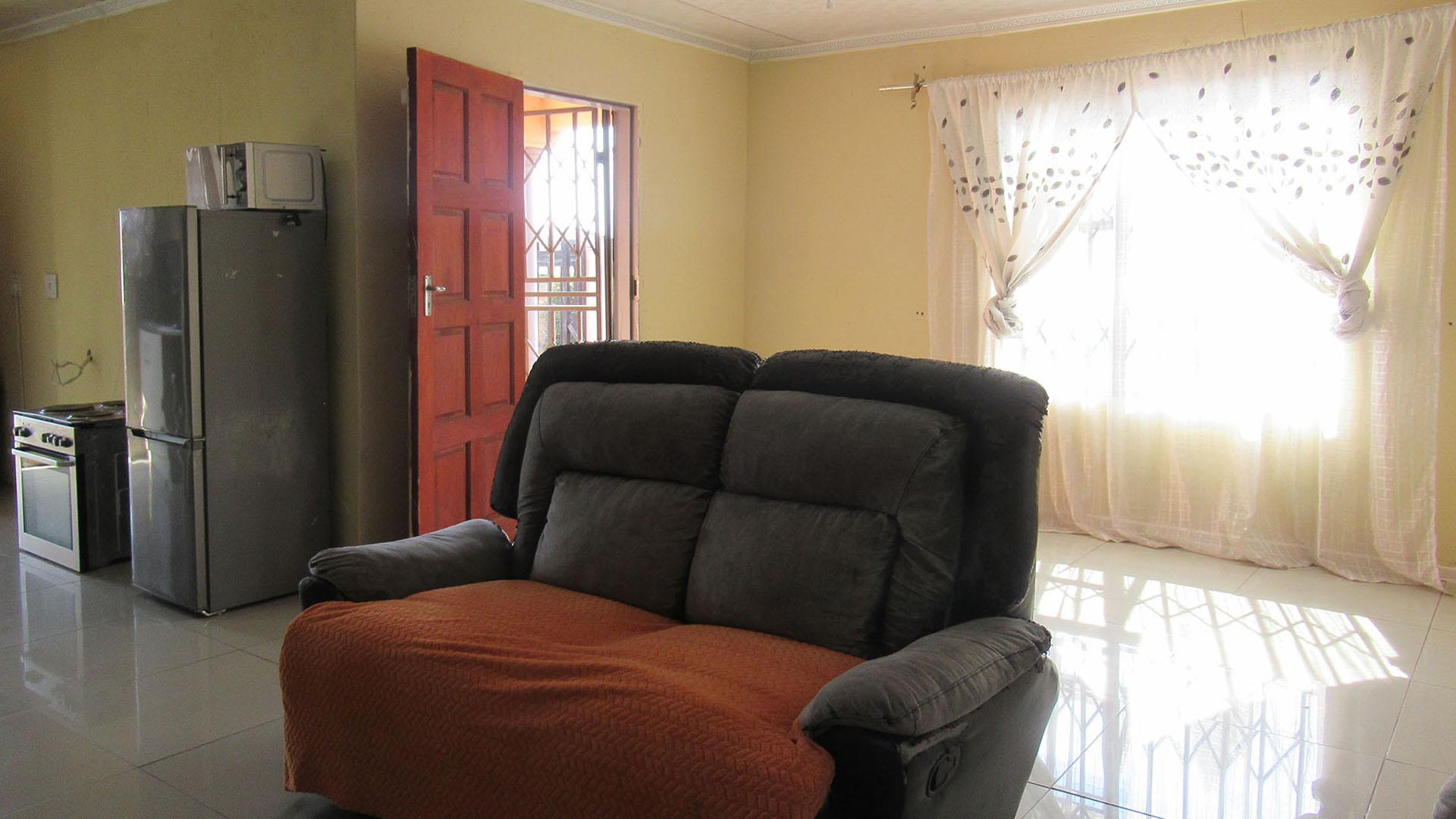 Lounges - 30 square meters of property in Witpoortjie