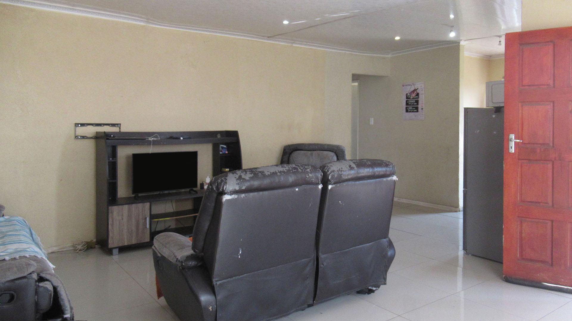 Lounges - 30 square meters of property in Witpoortjie