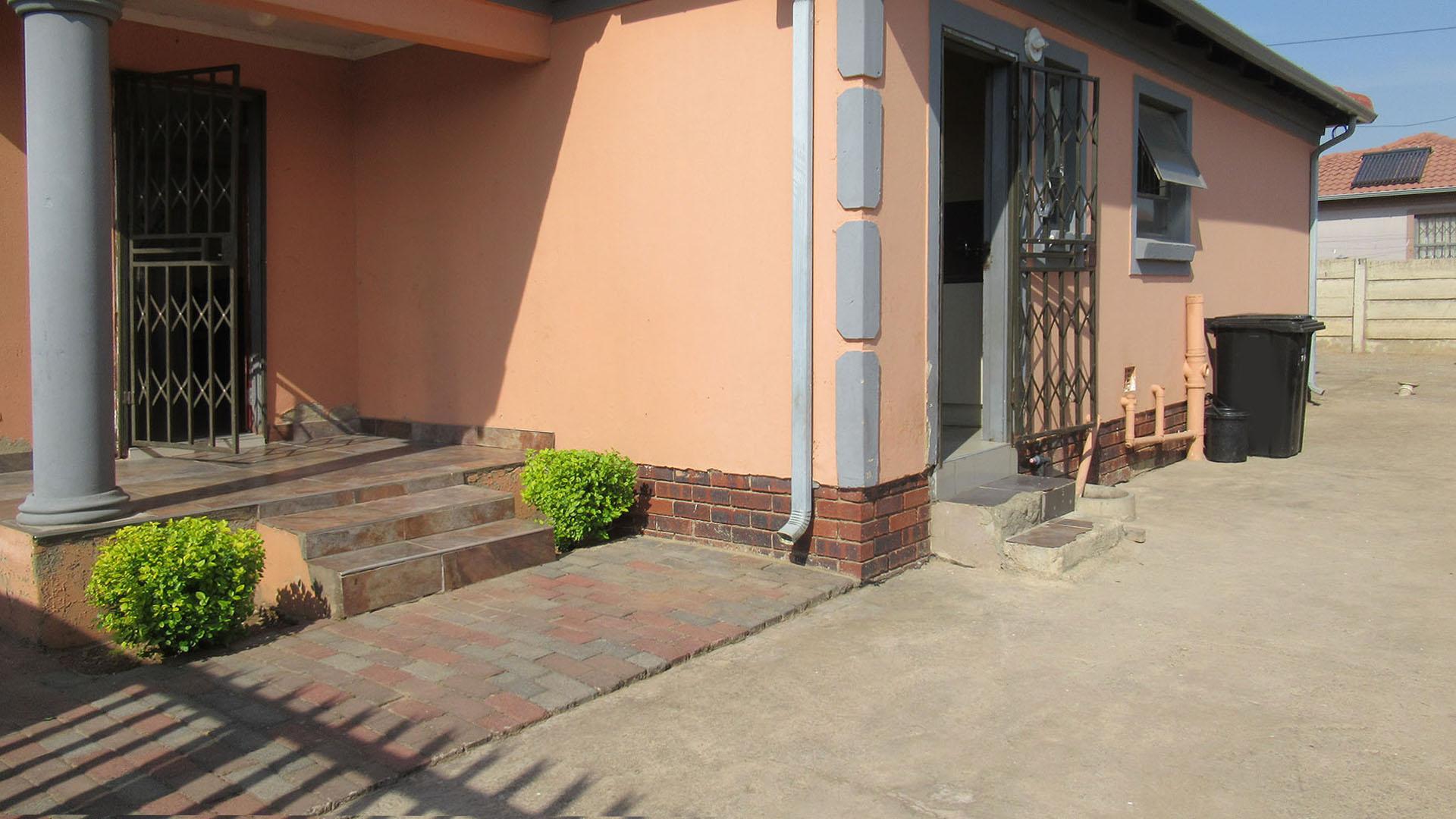 Front View of property in Witpoortjie