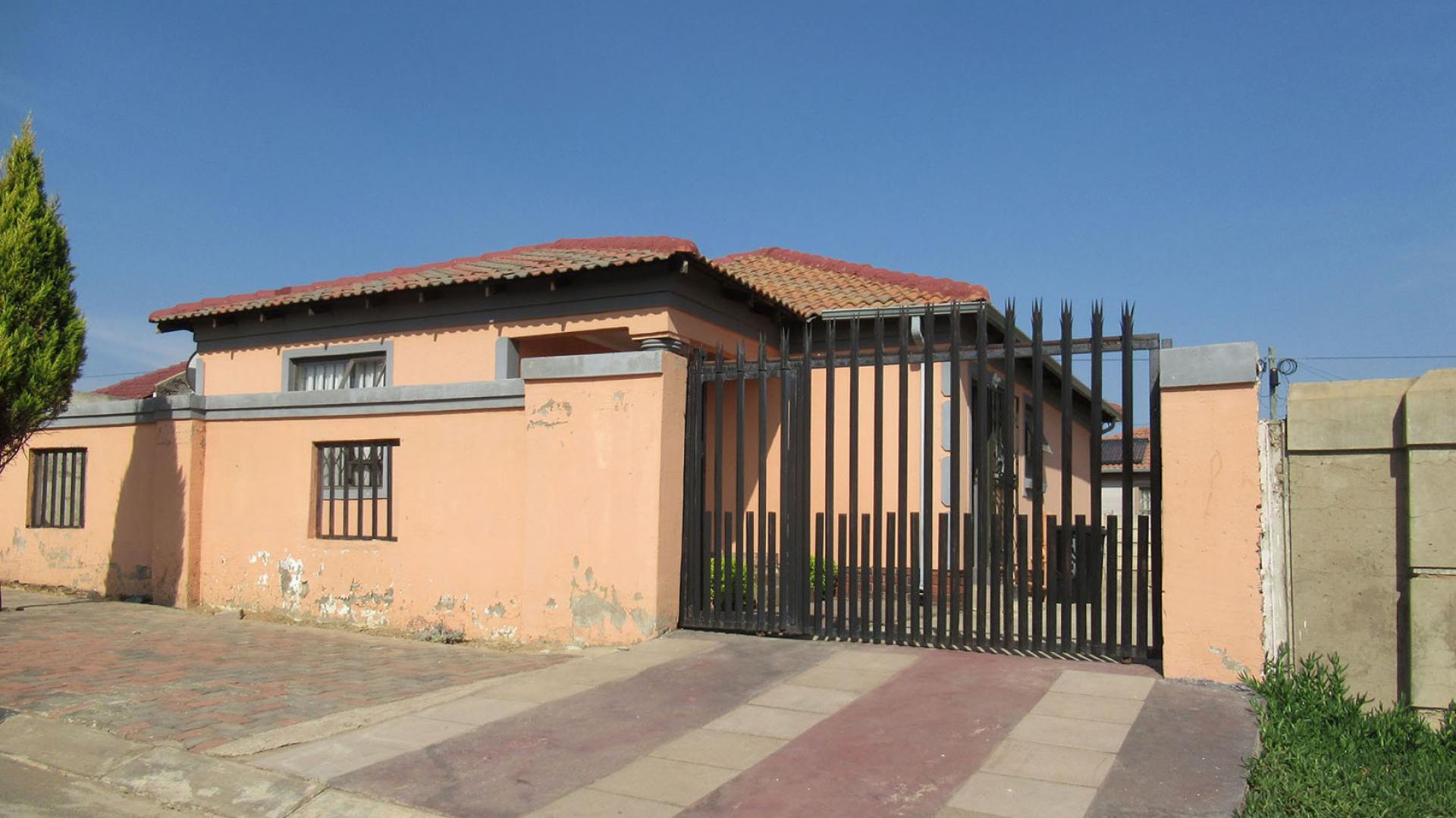 Front View of property in Witpoortjie