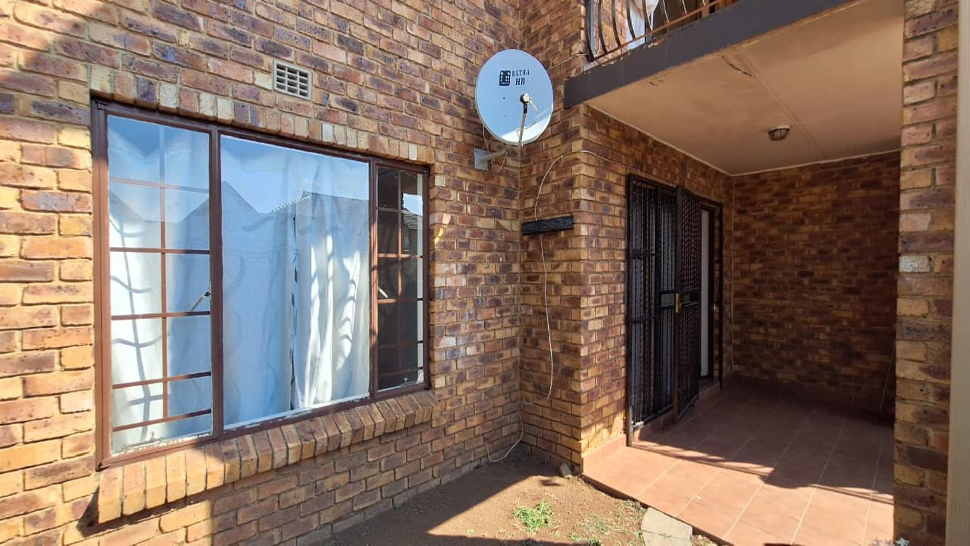 Front View of property in Sonneveld