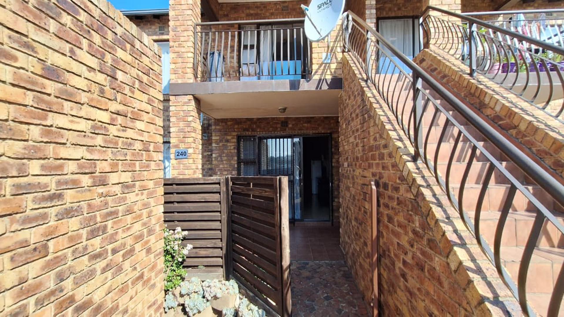 Front View of property in Sonneveld