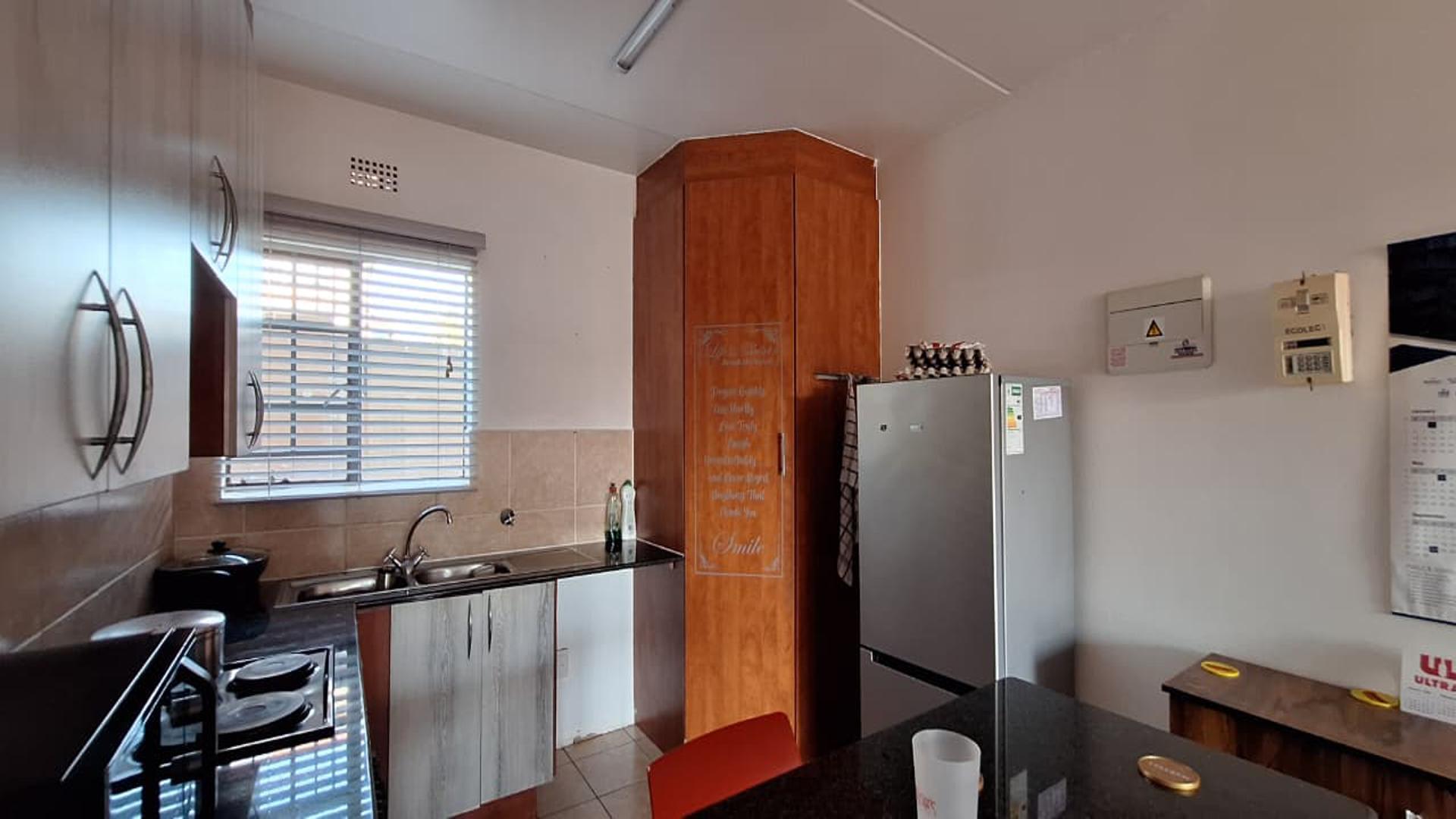Kitchen - 10 square meters of property in Sonneveld