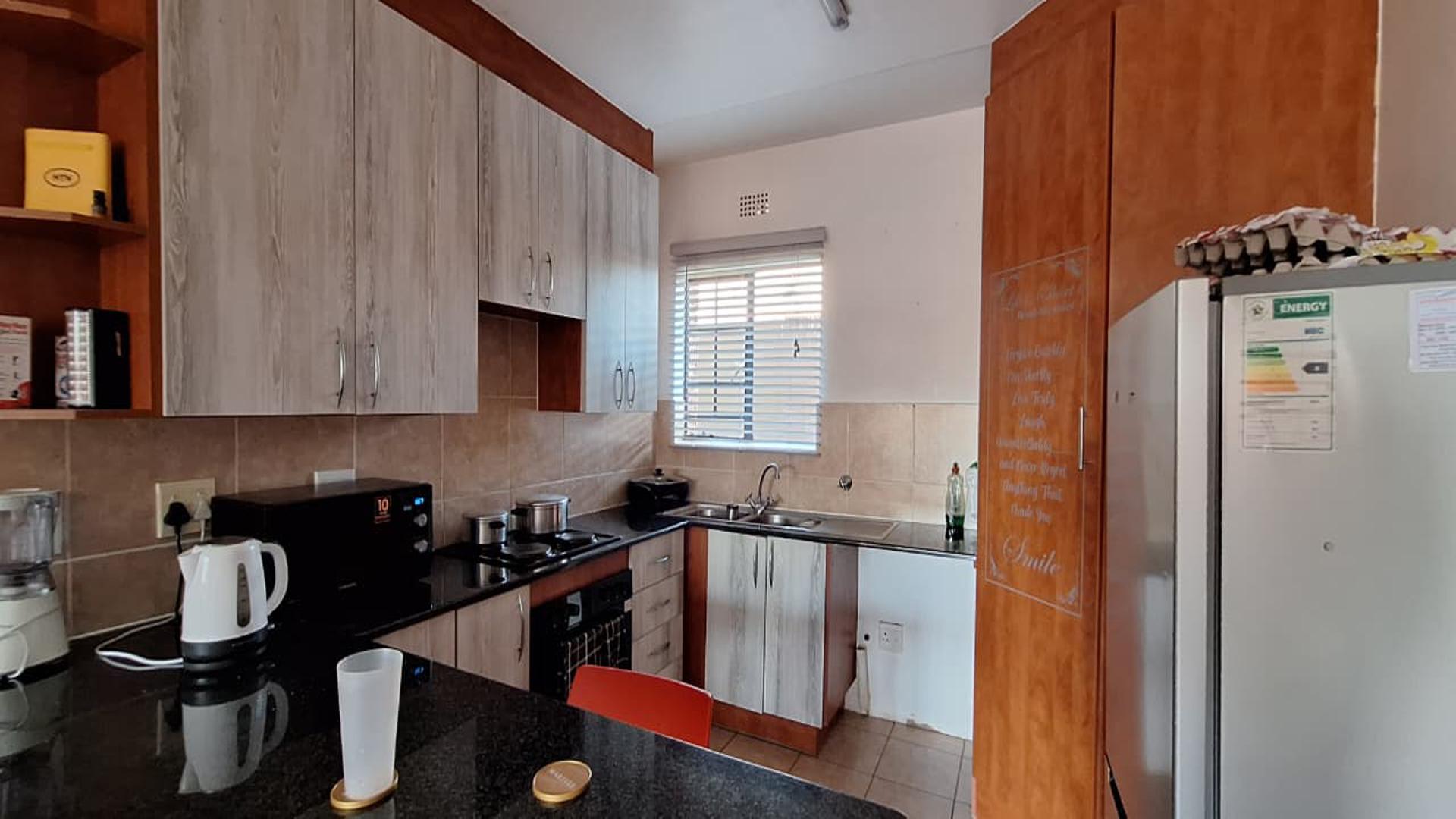 Kitchen - 10 square meters of property in Sonneveld