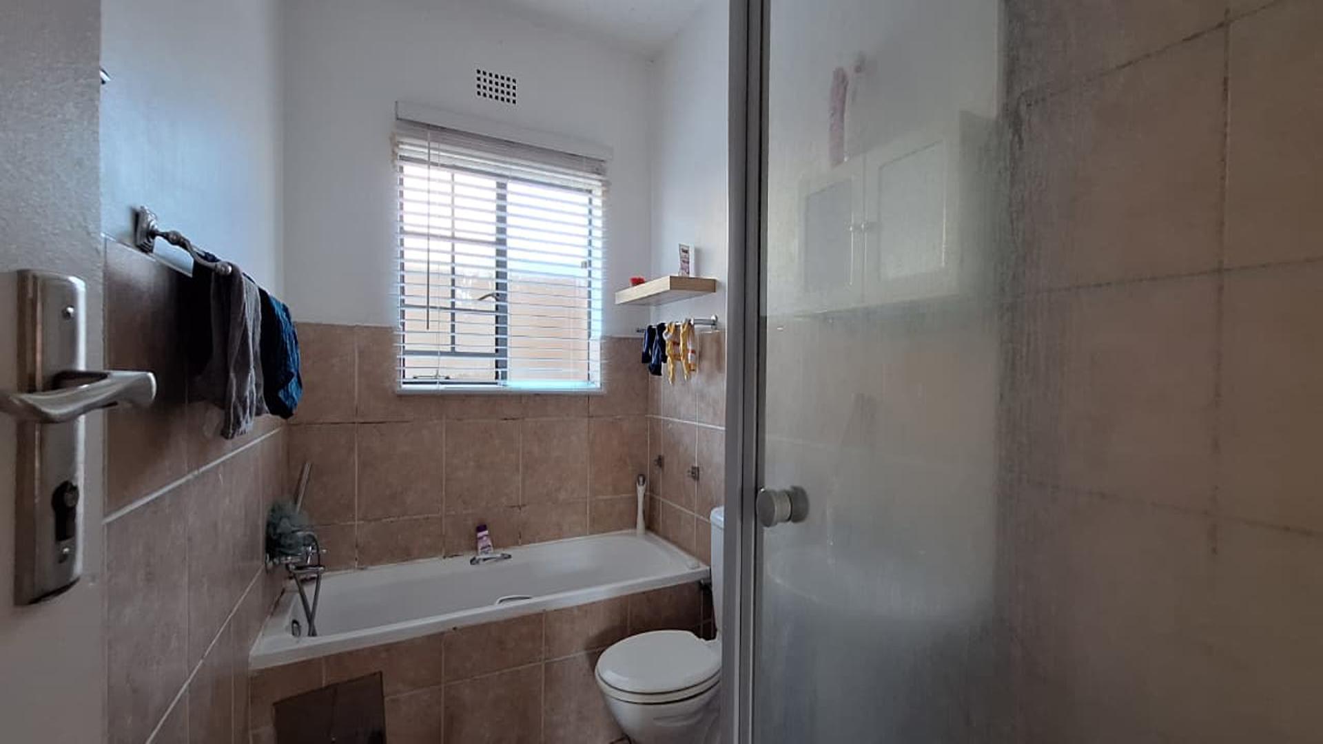 Bathroom 1 - 6 square meters of property in Sonneveld