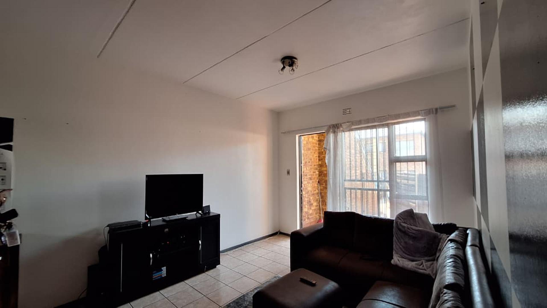 Lounges - 20 square meters of property in Sonneveld
