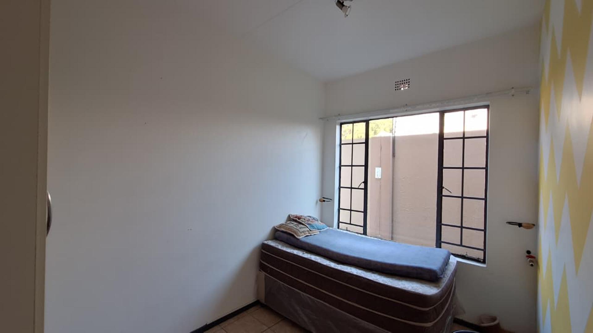 Bed Room 2 - 12 square meters of property in Sonneveld