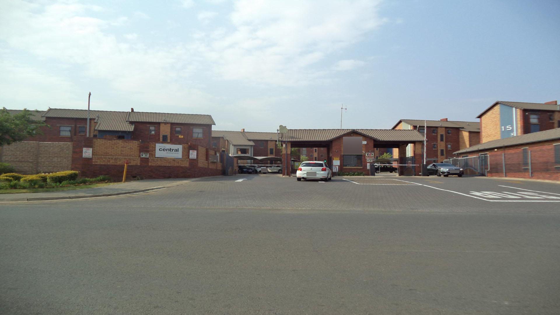 Front View of property in Alveda