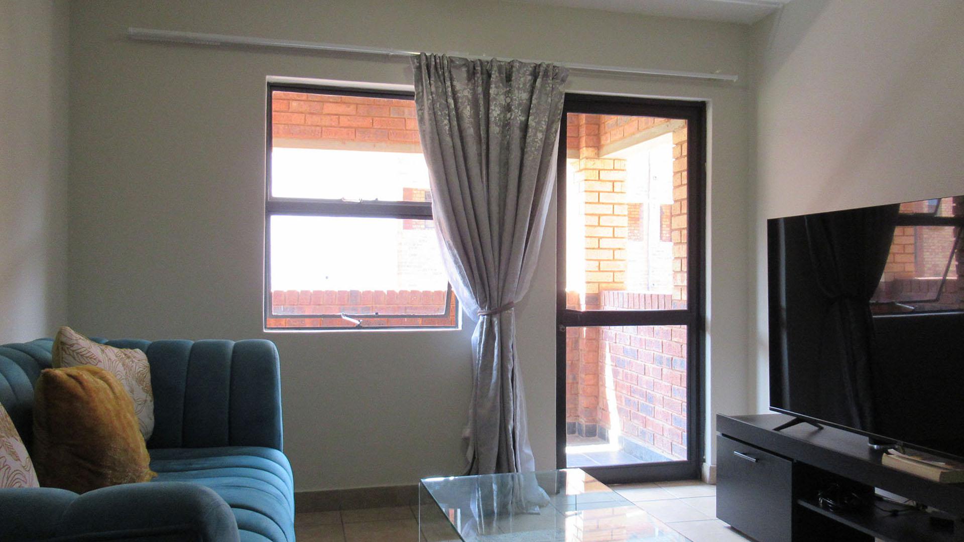 Lounges - 15 square meters of property in Alveda