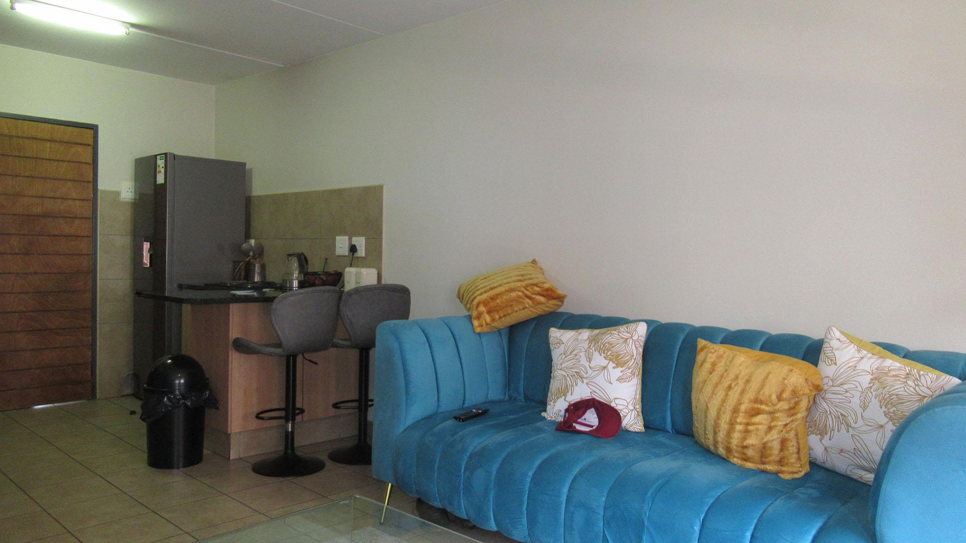 Lounges - 15 square meters of property in Alveda