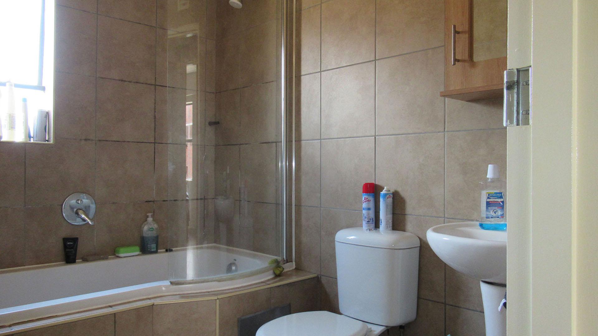 Bathroom 1 - 5 square meters of property in Alveda