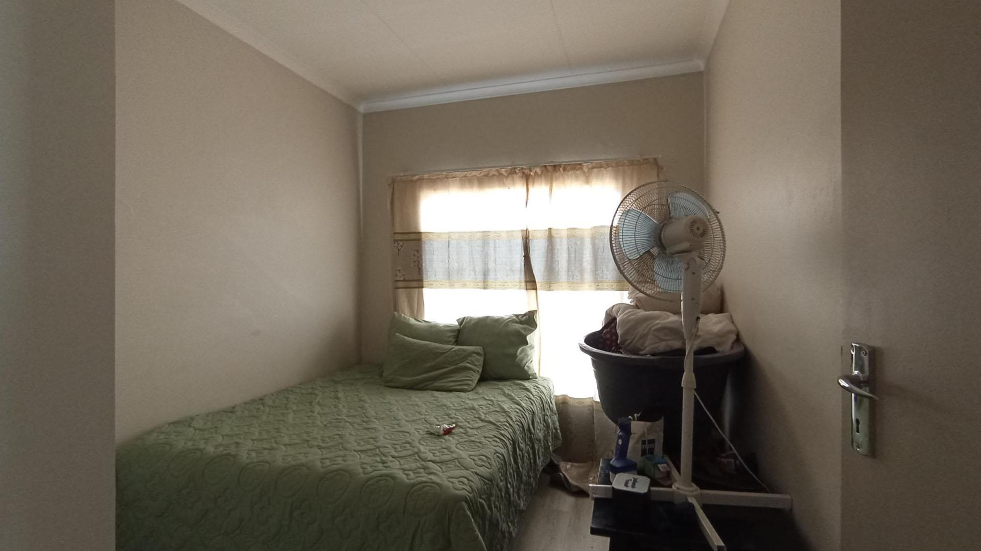 Bed Room 1 - 9 square meters of property in Eldorette