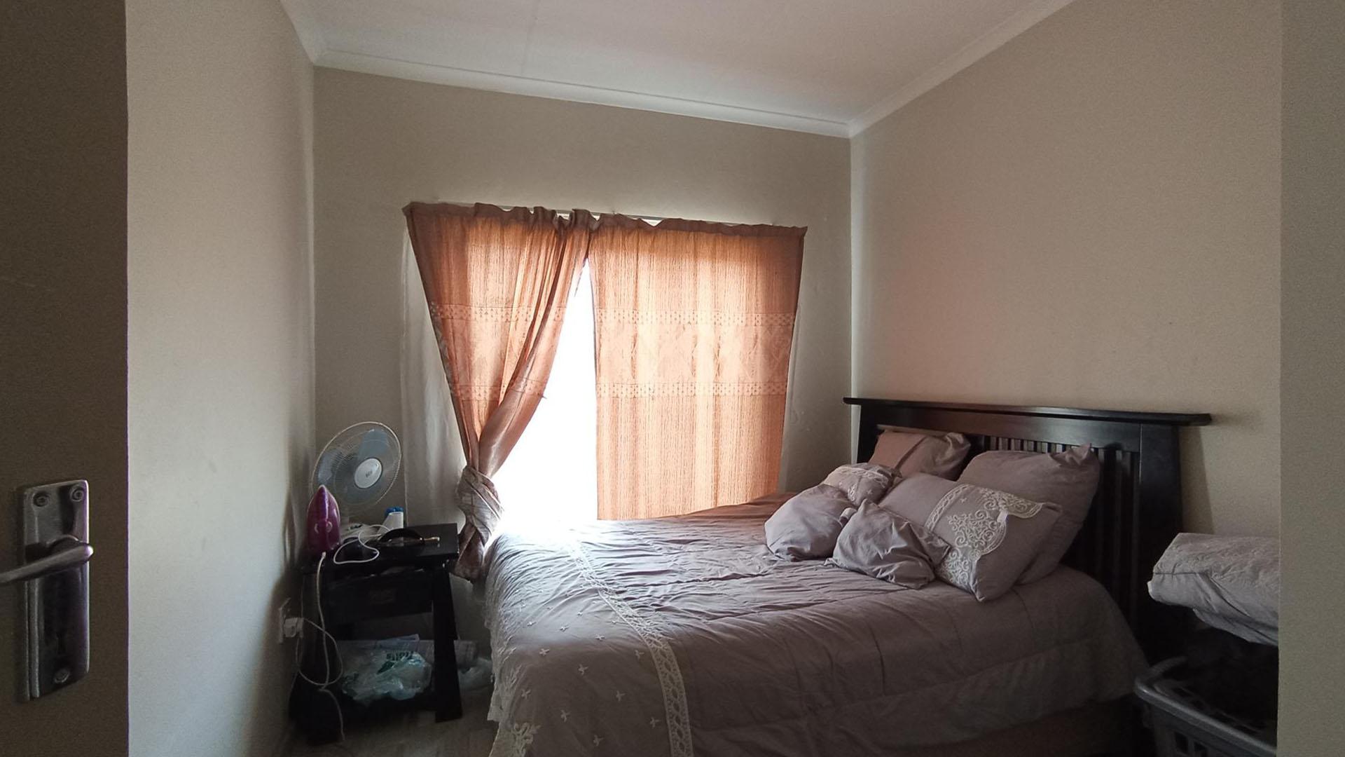 Bed Room 2 - 10 square meters of property in Eldorette