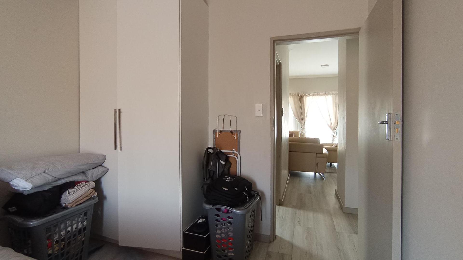 Bed Room 2 - 10 square meters of property in Eldorette