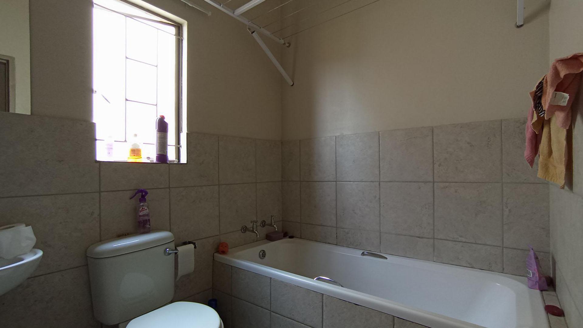 Bathroom 1 - 5 square meters of property in Eldorette