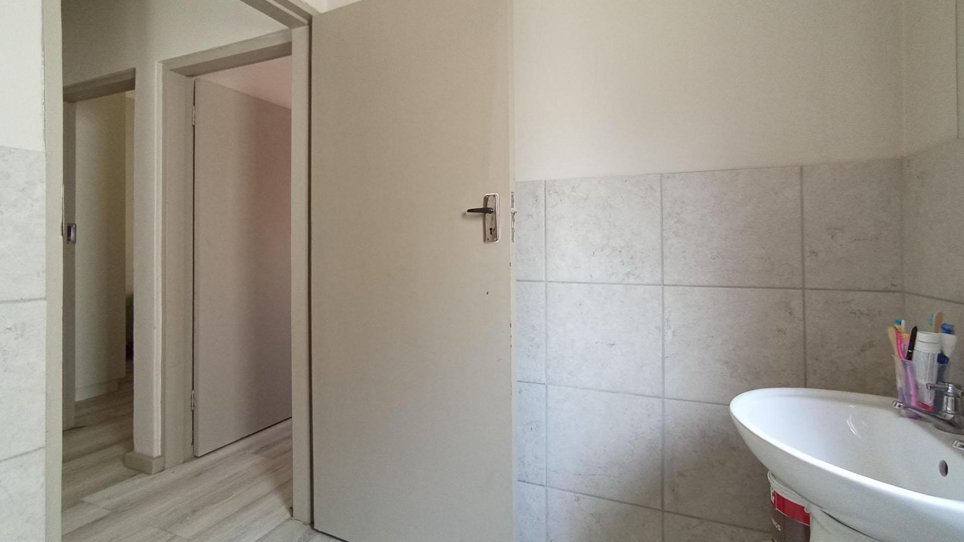 Bathroom 1 - 5 square meters of property in Eldorette