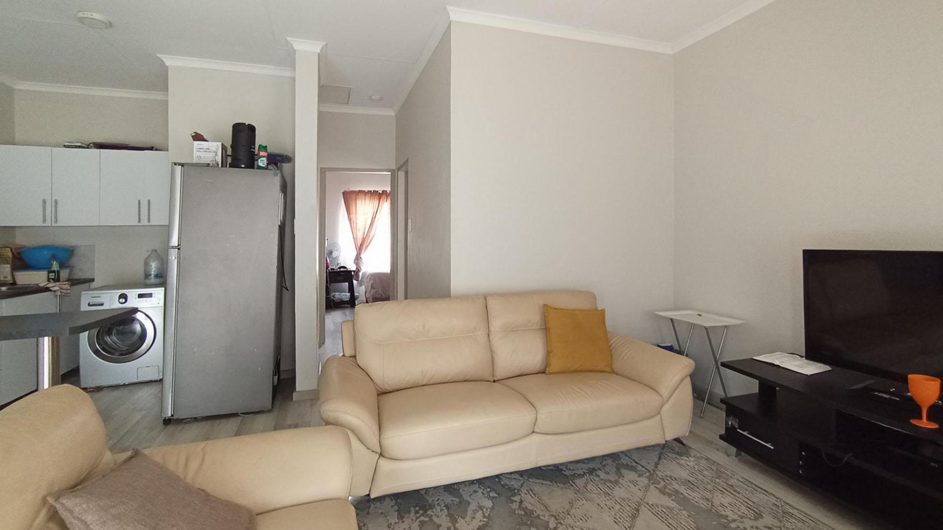 Lounges - 20 square meters of property in Eldorette