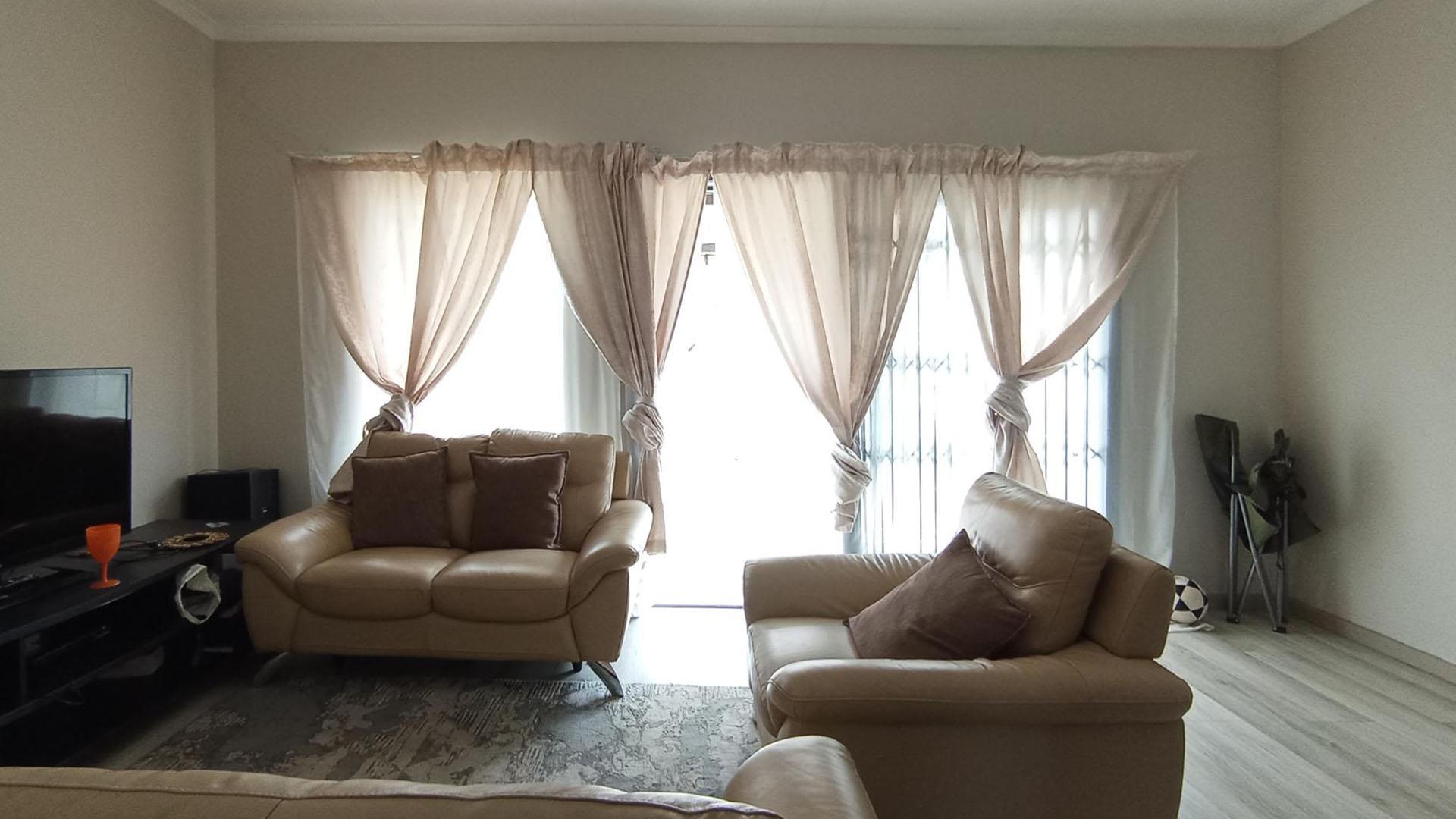 Lounges - 20 square meters of property in Eldorette