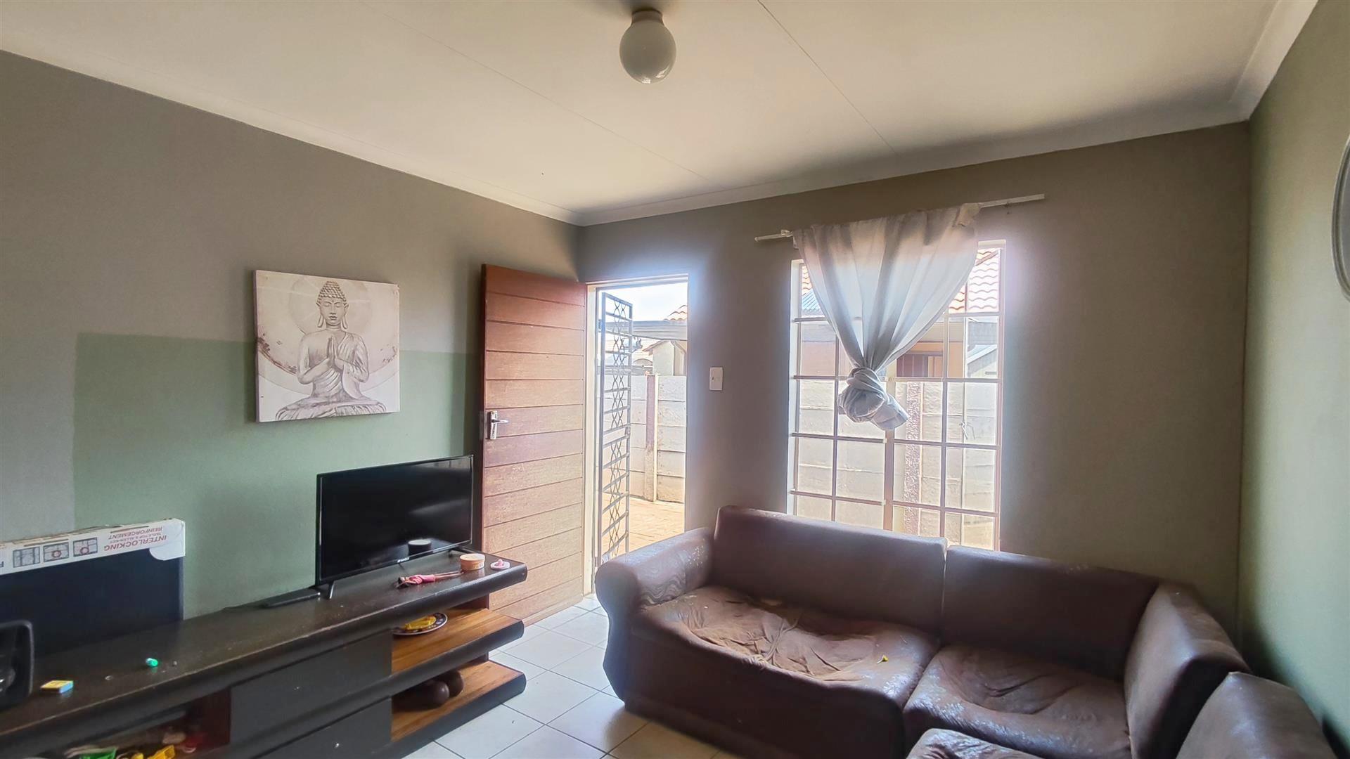 Lounges - 14 square meters of property in Sky City