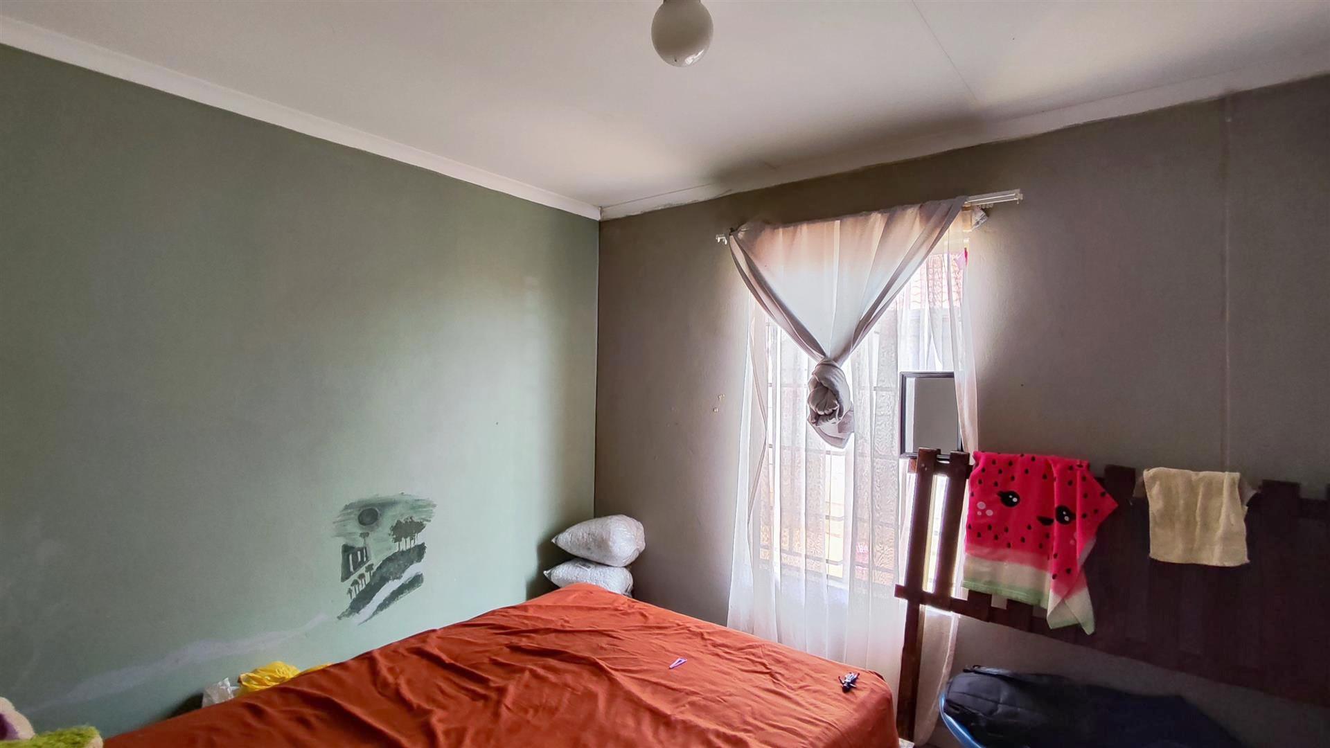 Bed Room 2 - 11 square meters of property in Sky City