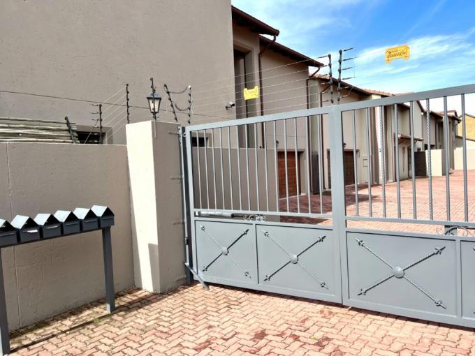3 Bedroom Simplex for Sale For Sale in New Redruth - MR692799
