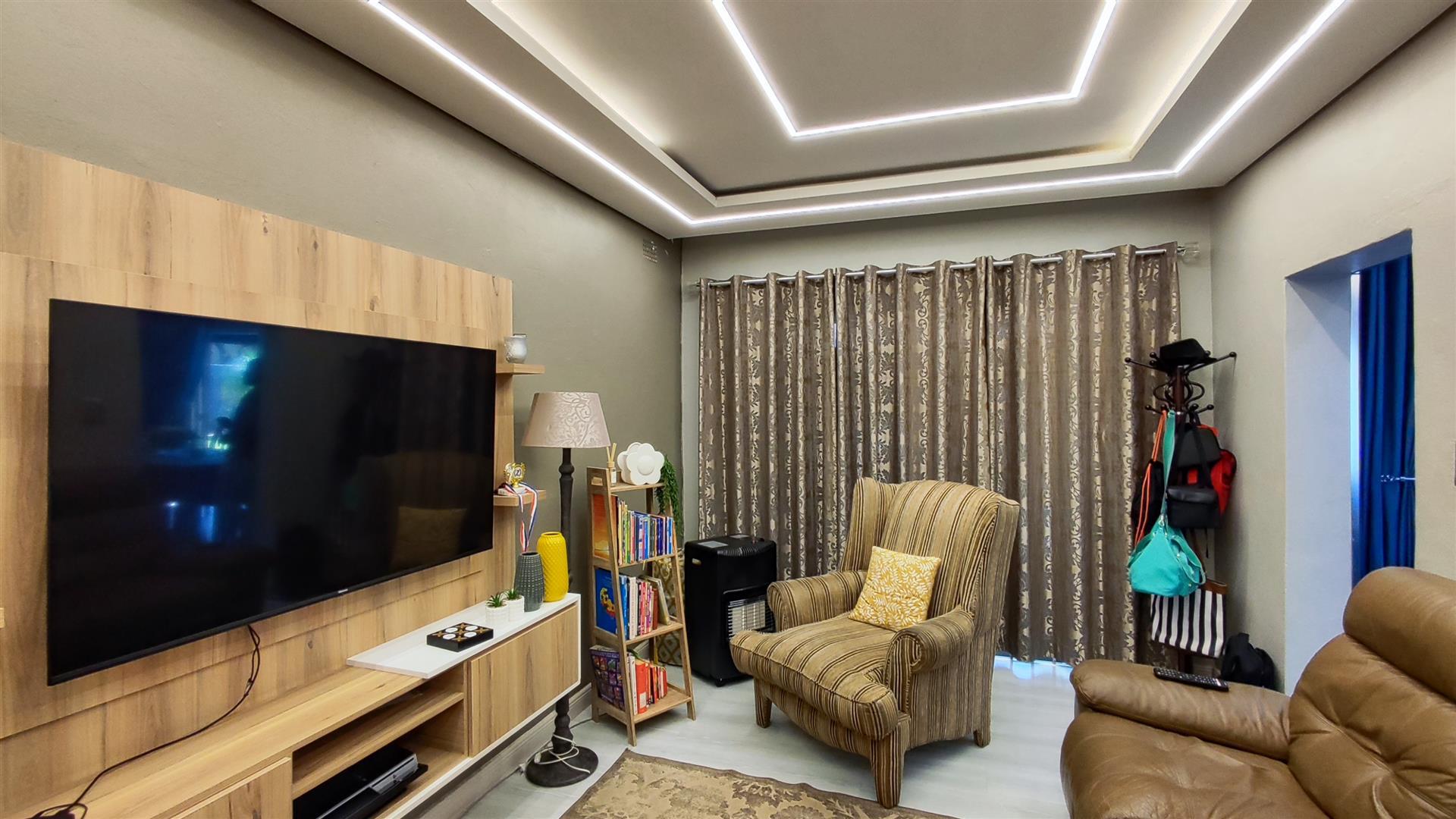 Lounges - 22 square meters of property in Weltevreden Park