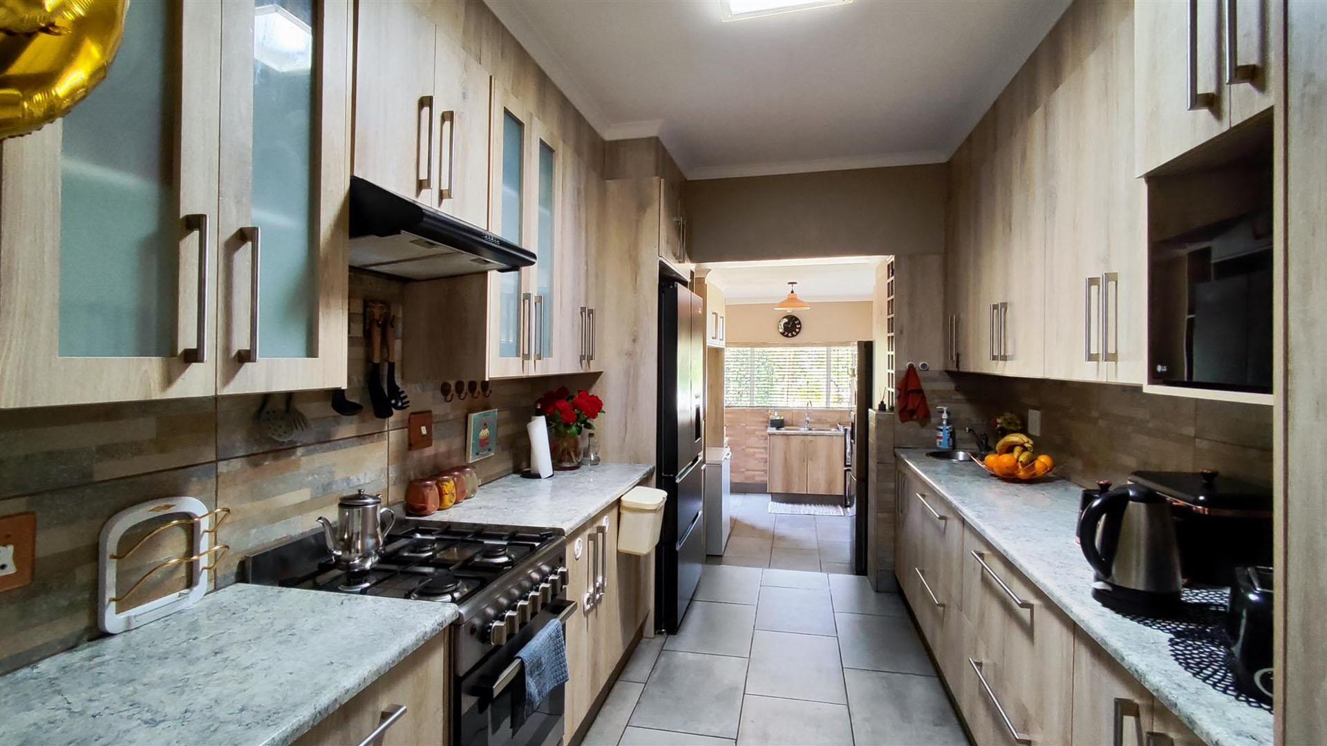 Kitchen - 10 square meters of property in Weltevreden Park