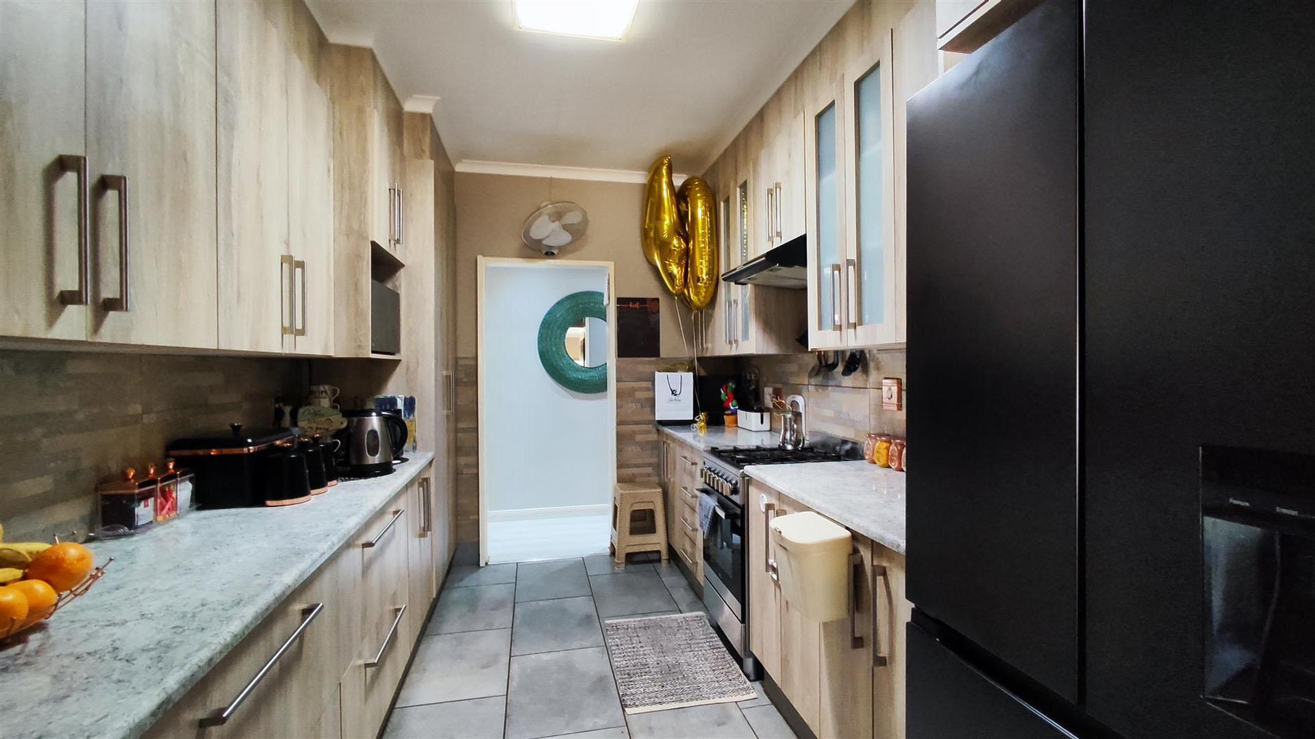 Kitchen - 10 square meters of property in Weltevreden Park