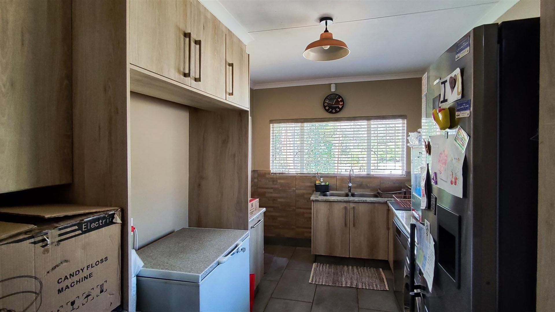Kitchen - 10 square meters of property in Weltevreden Park