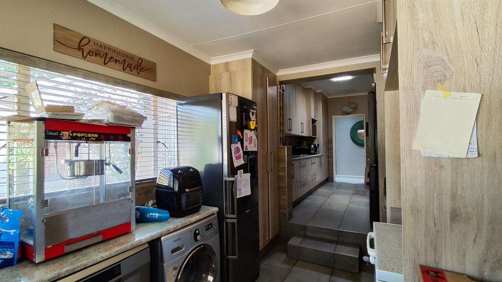 Kitchen - 10 square meters of property in Weltevreden Park