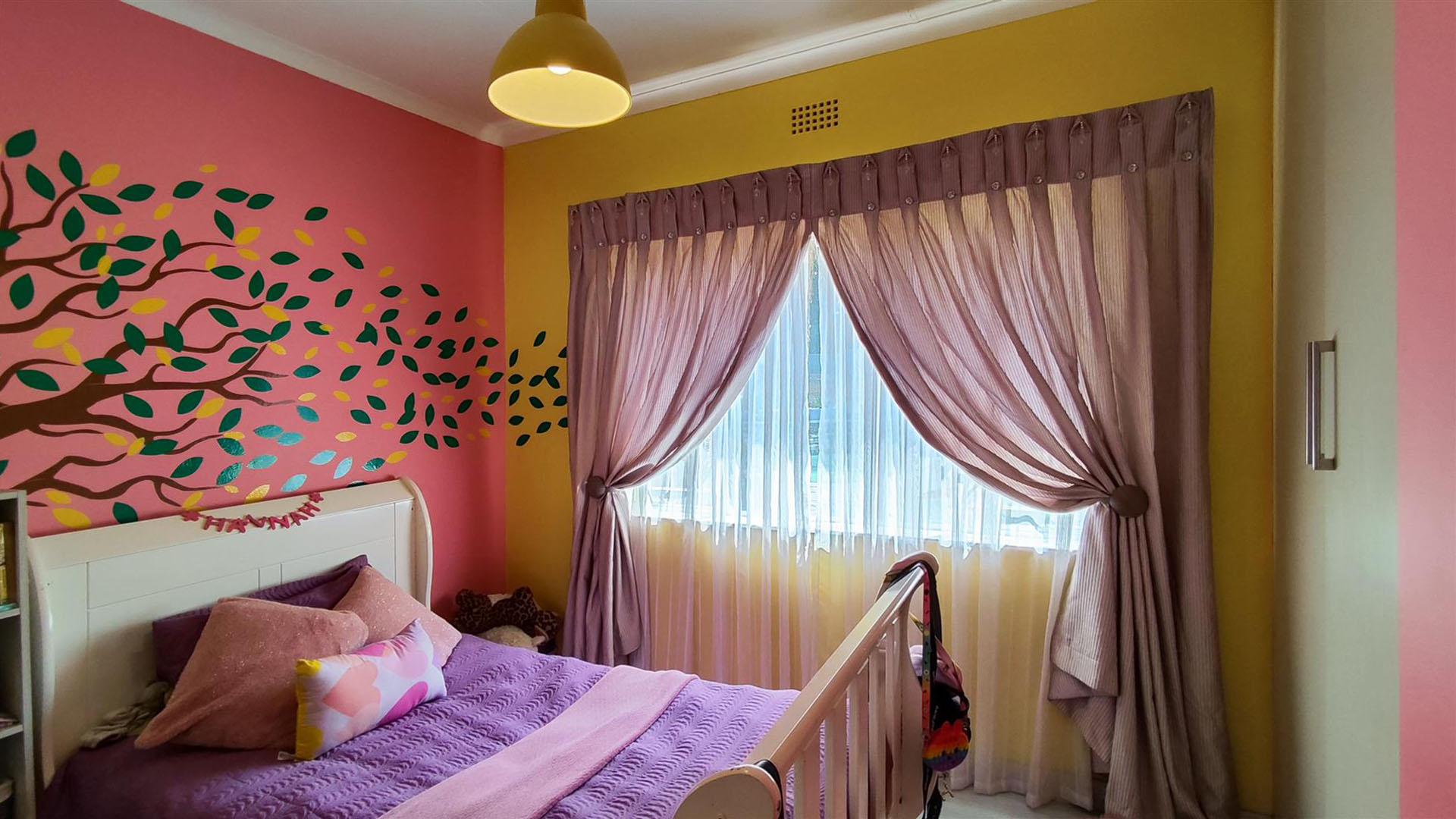 Bed Room 1 - 9 square meters of property in Weltevreden Park