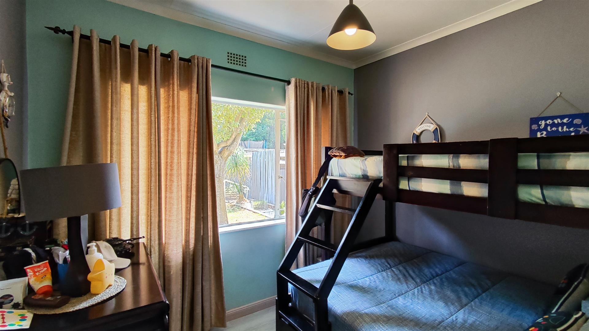 Bed Room 2 - 9 square meters of property in Weltevreden Park