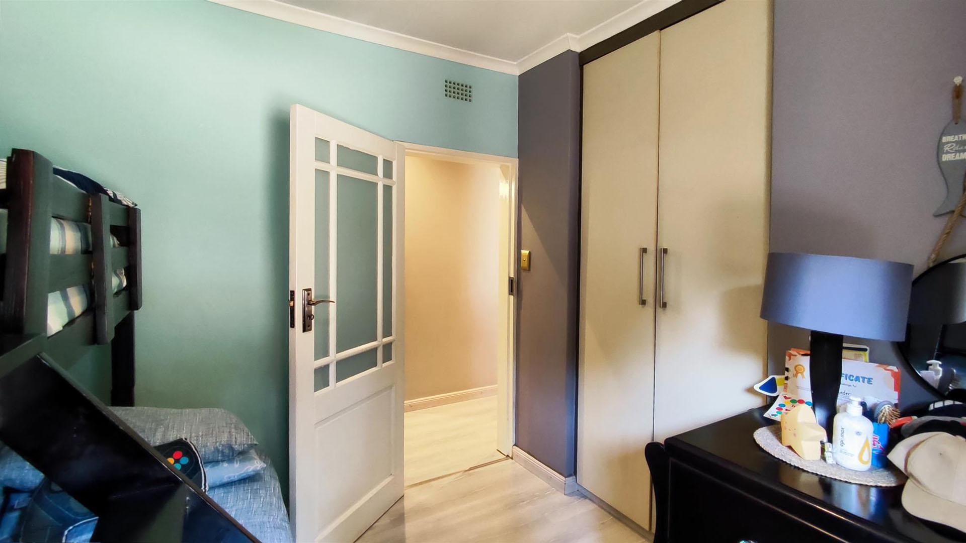 Bed Room 2 - 9 square meters of property in Weltevreden Park