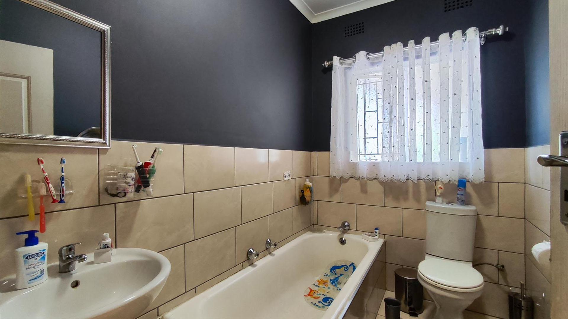 Bathroom 1 - 5 square meters of property in Weltevreden Park