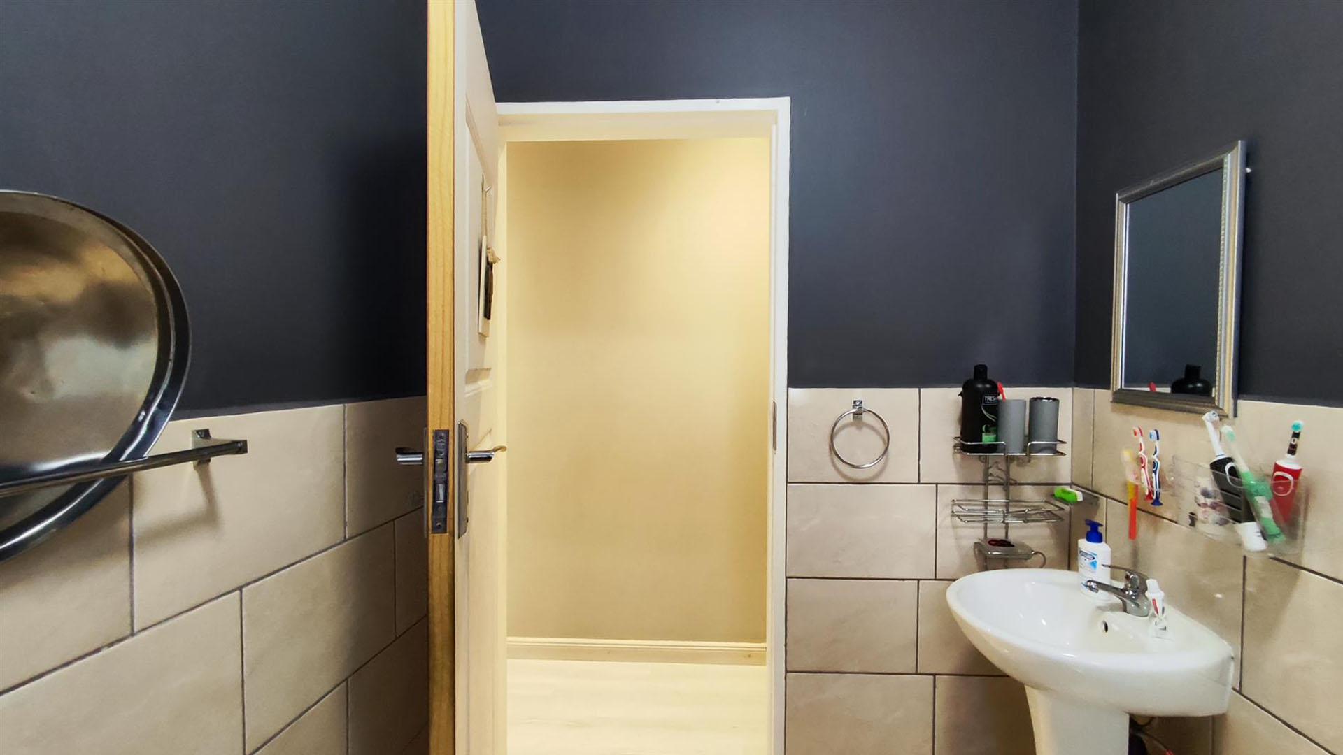 Bathroom 1 - 5 square meters of property in Weltevreden Park