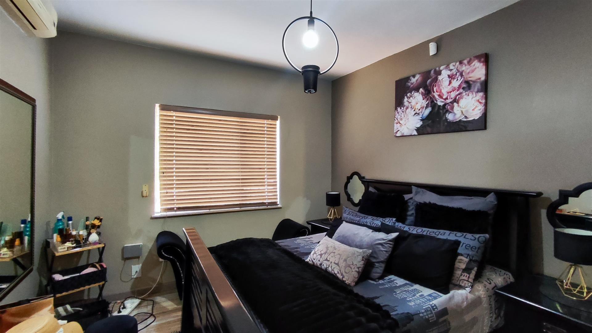 Bed Room 3 - 11 square meters of property in Weltevreden Park