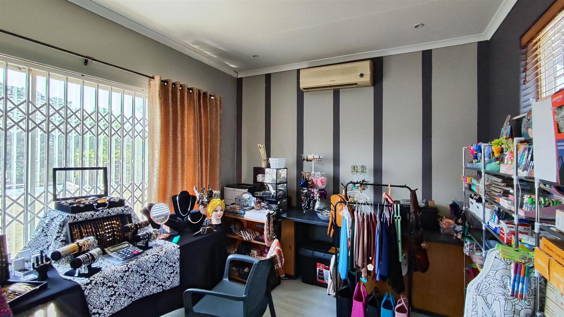 Bed Room 4 of property in Weltevreden Park