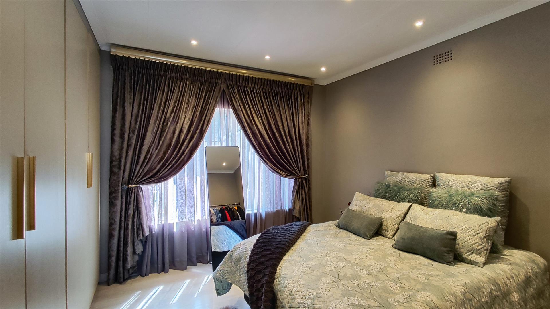 Main Bedroom - 14 square meters of property in Weltevreden Park